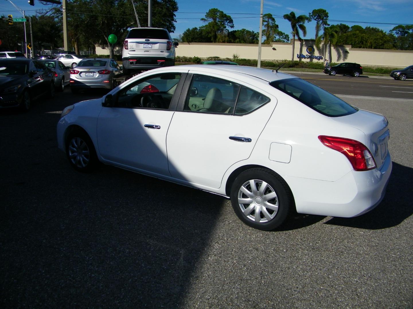 2012 White /Black Nissan Versa SV (3N1CN7AP3CL) with an L4, 1.6L engine, Automatic transmission, located at 4000 Bee Ridge Road, Sarasota, FL, 34233, (941) 926-0300, 27.298664, -82.489151 - Photo#3